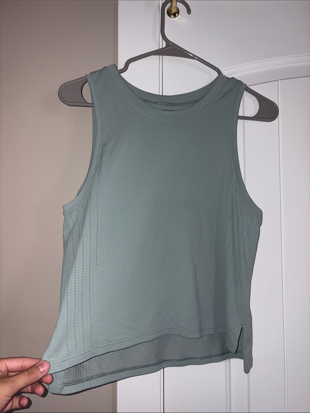 Lululemon cropped workout tank